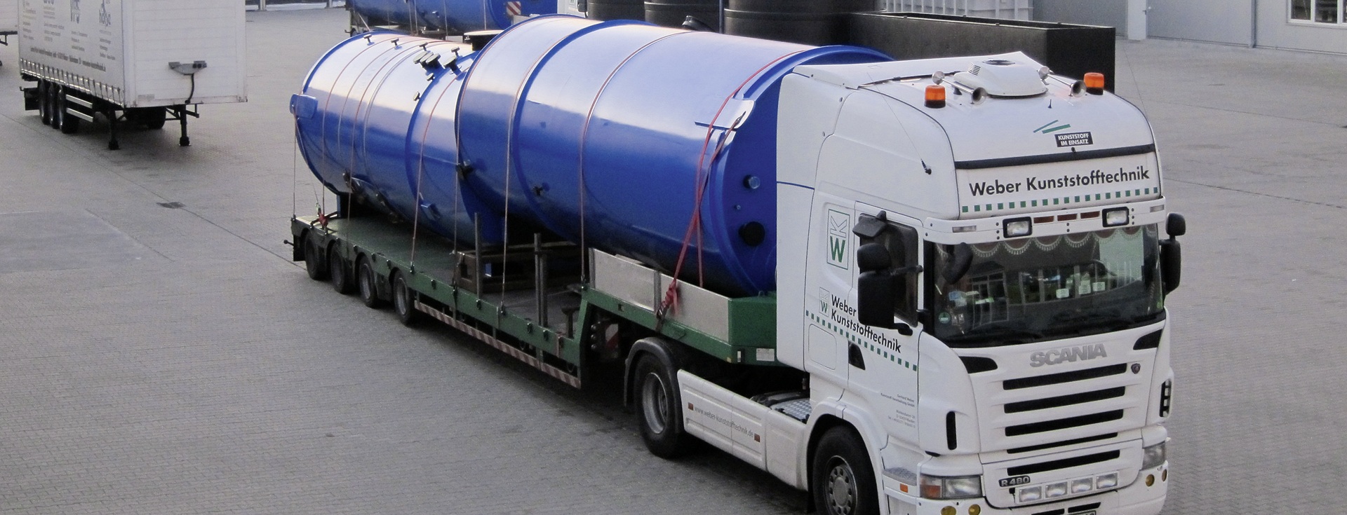 Logistik: Transport der Kunststoffbehälter mit Spezialfahrzeugen