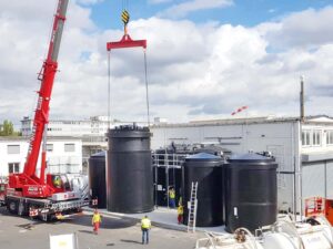 Tanklager in Außenaufstellung, Lagertank in Auffangwanne mit Regenkragen