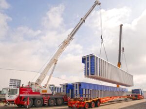 Verladung von Rechteckbehältern für Verzinkereien auf einen LKW