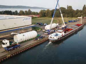 Verladung von Rundbehältern auf ein Schiff am Mittellandkanal in Minden