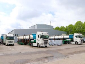 Weber-LKW beladen vor der Produktionshalle