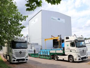 LKW bei der Verladung eines Schwimmbeckens