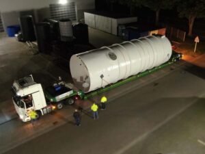 Überbreitentransport eines Rundbehälters in der Nacht